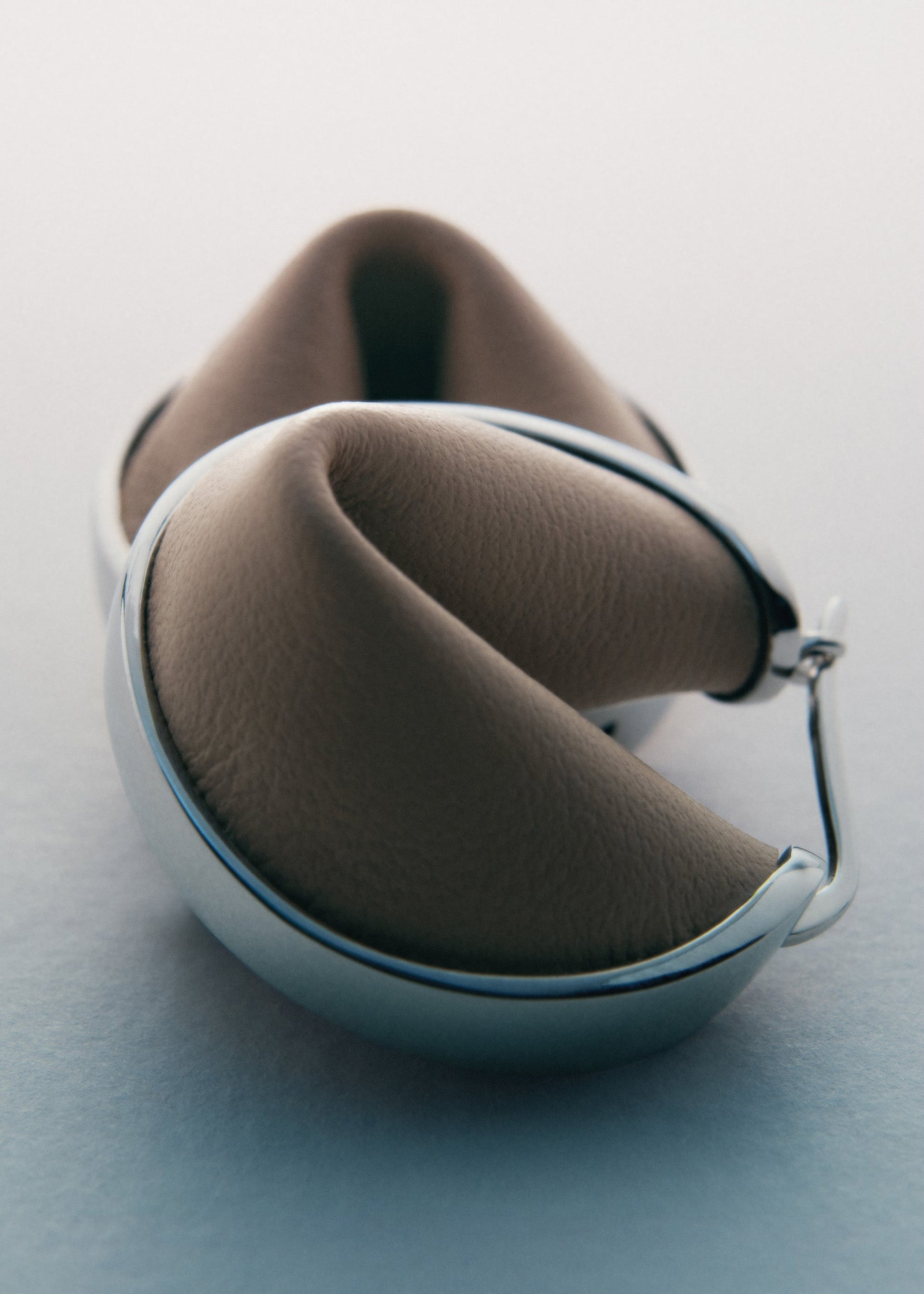 Pendientes de aro Ormé - Plateada con Cuero Taupe