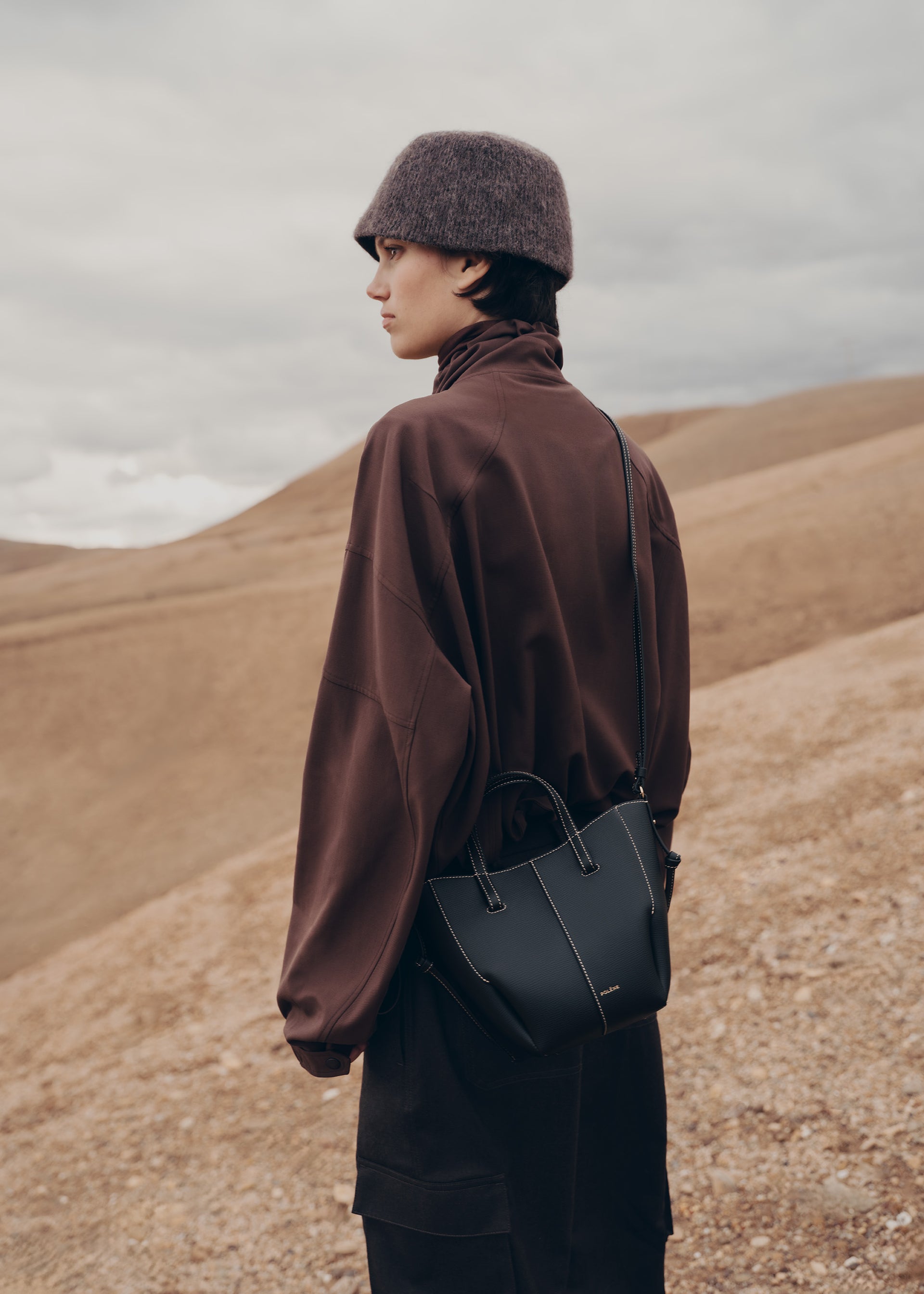 Cyme Tote Nano - Negro Piel Granulada con Costuras Contrastadas