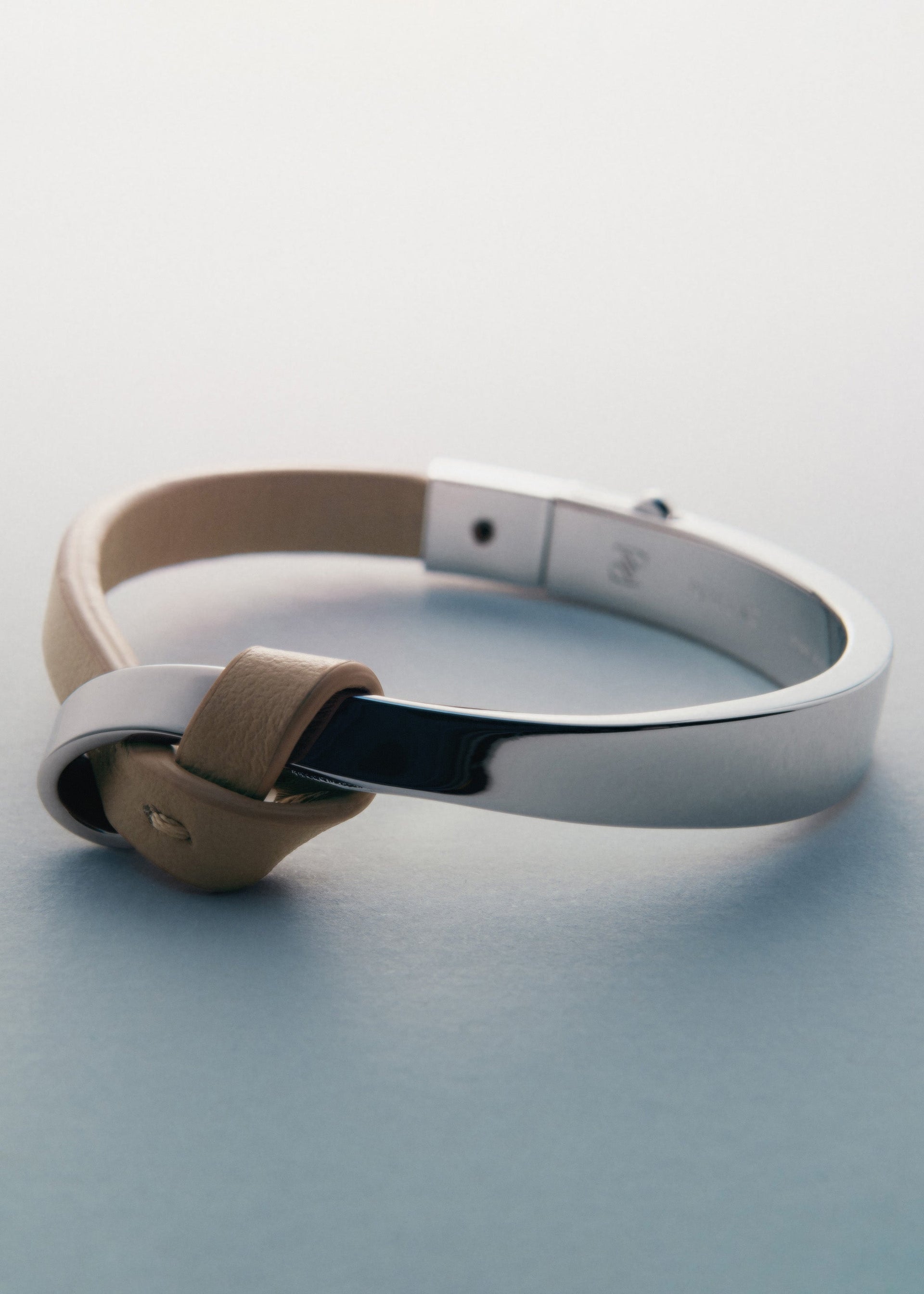 Brazalete rígido Ormé - Plateada con Cuero Taupe