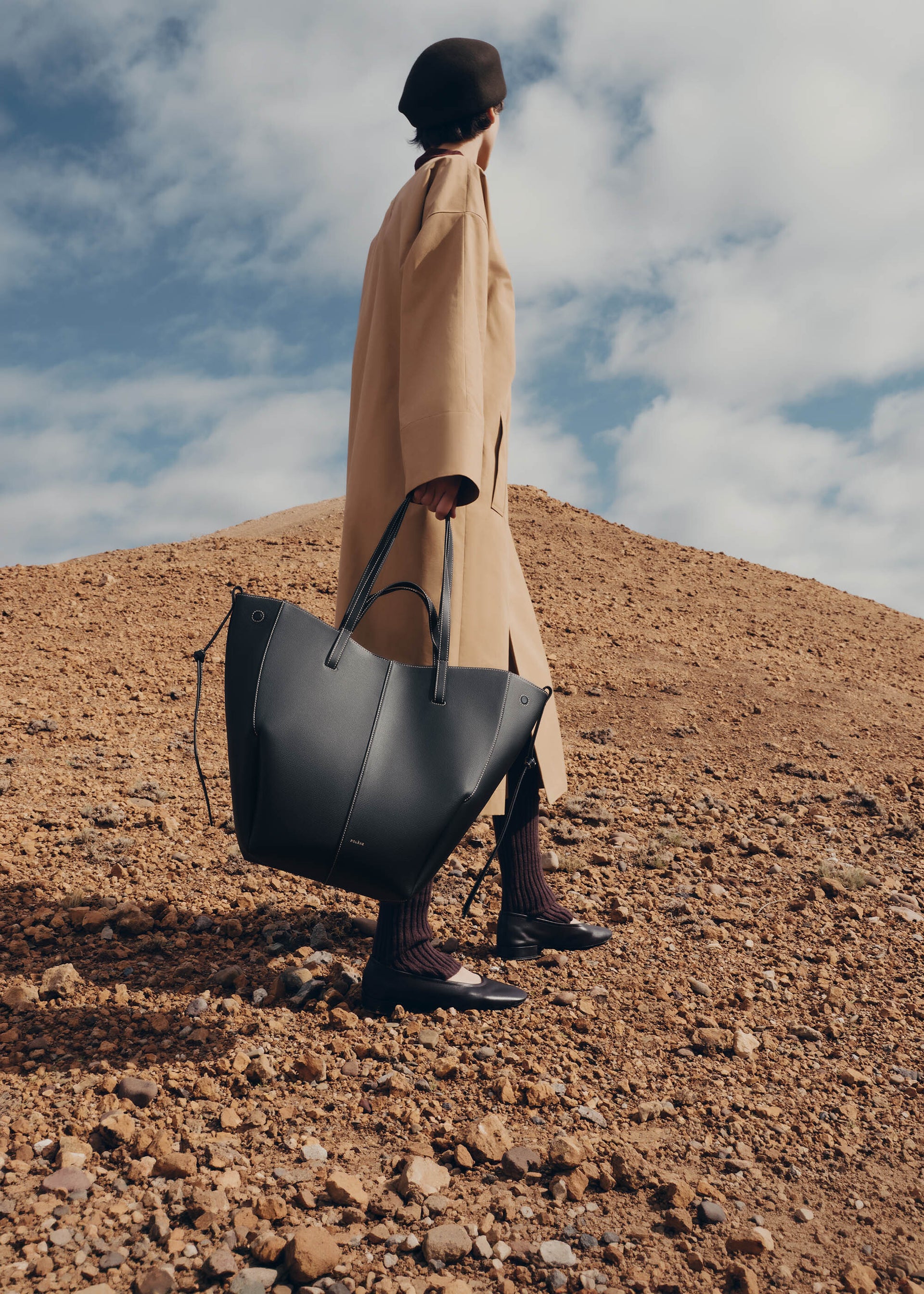 Cyme Tote - Negro Piel Granulada con Costuras Contrastadas