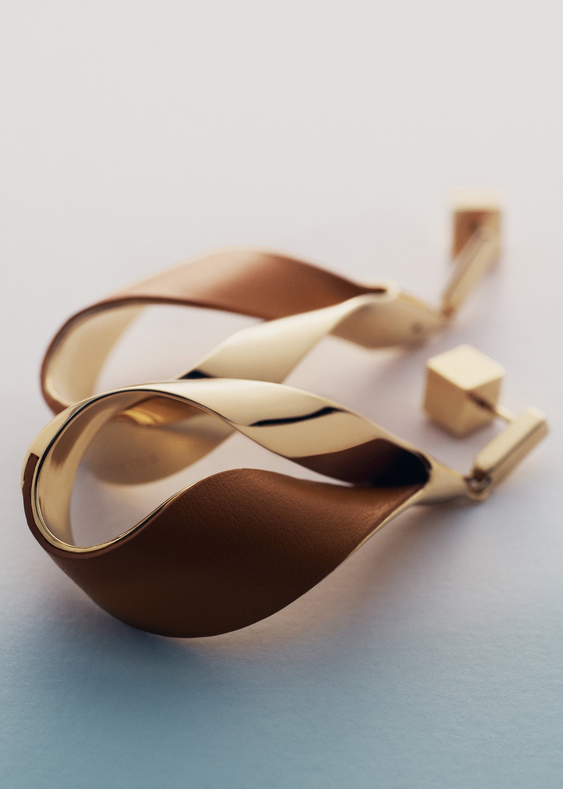 Pendientes largos Ormé - Dorada con Cuero Camel