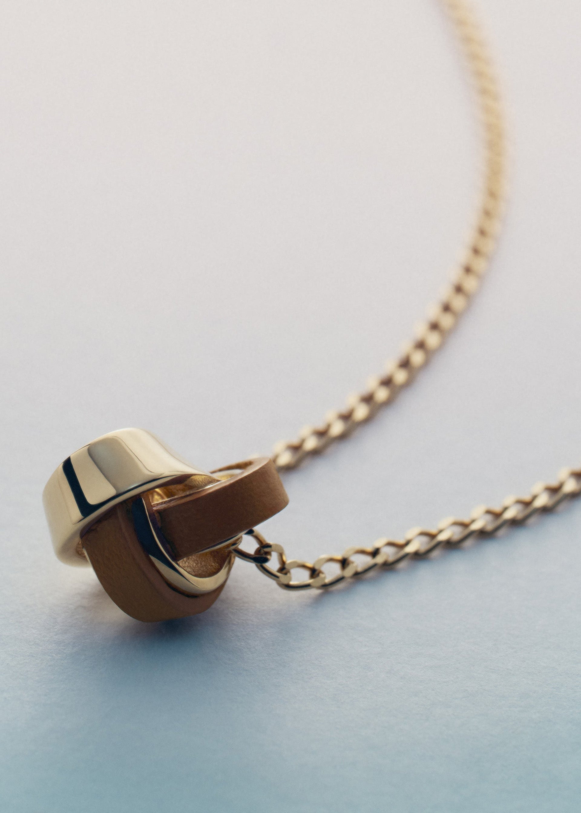 Collar Ormé - Dorada con Cuero Camel