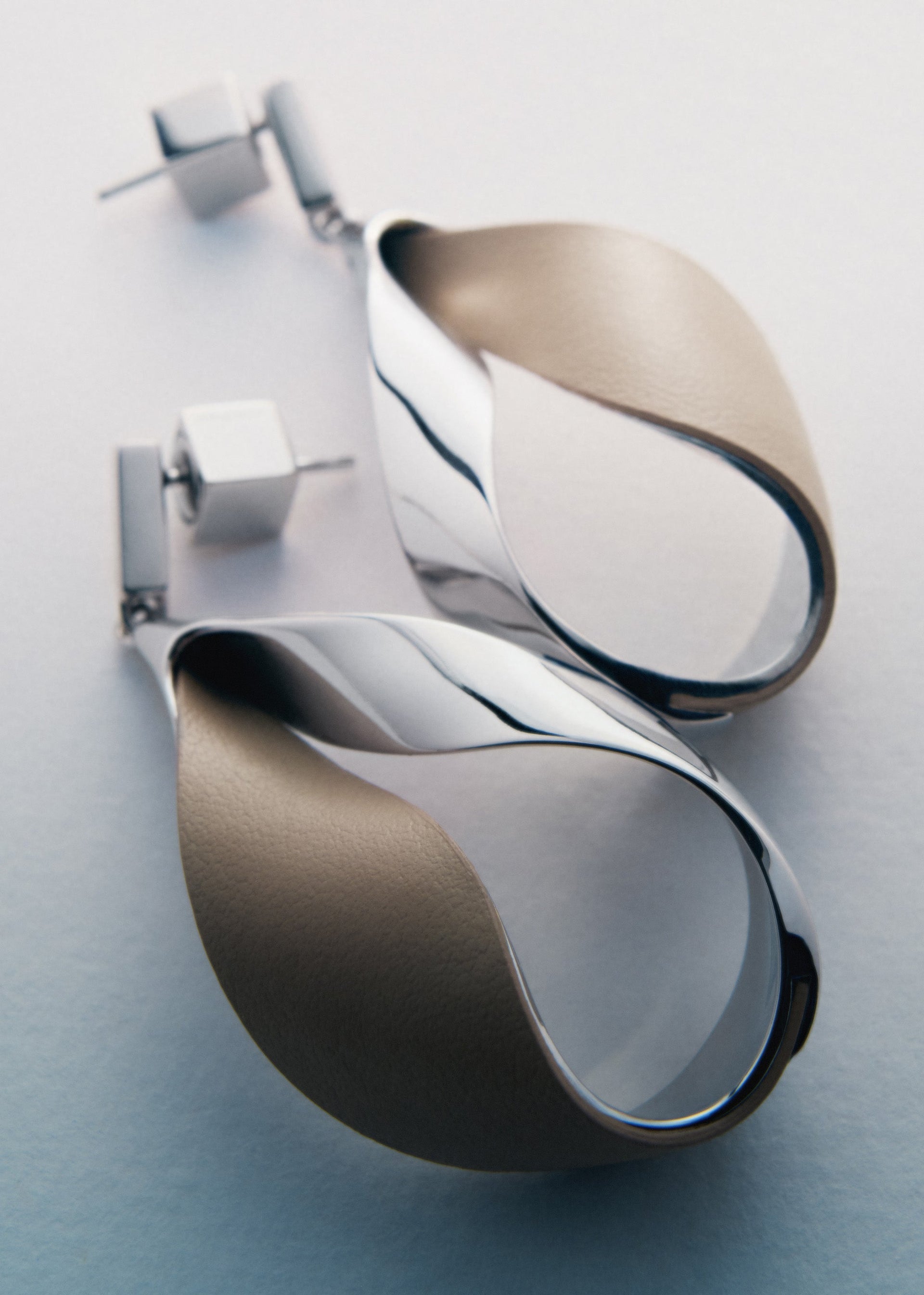 Pendientes largos Ormé - Plateada con Cuero Taupe