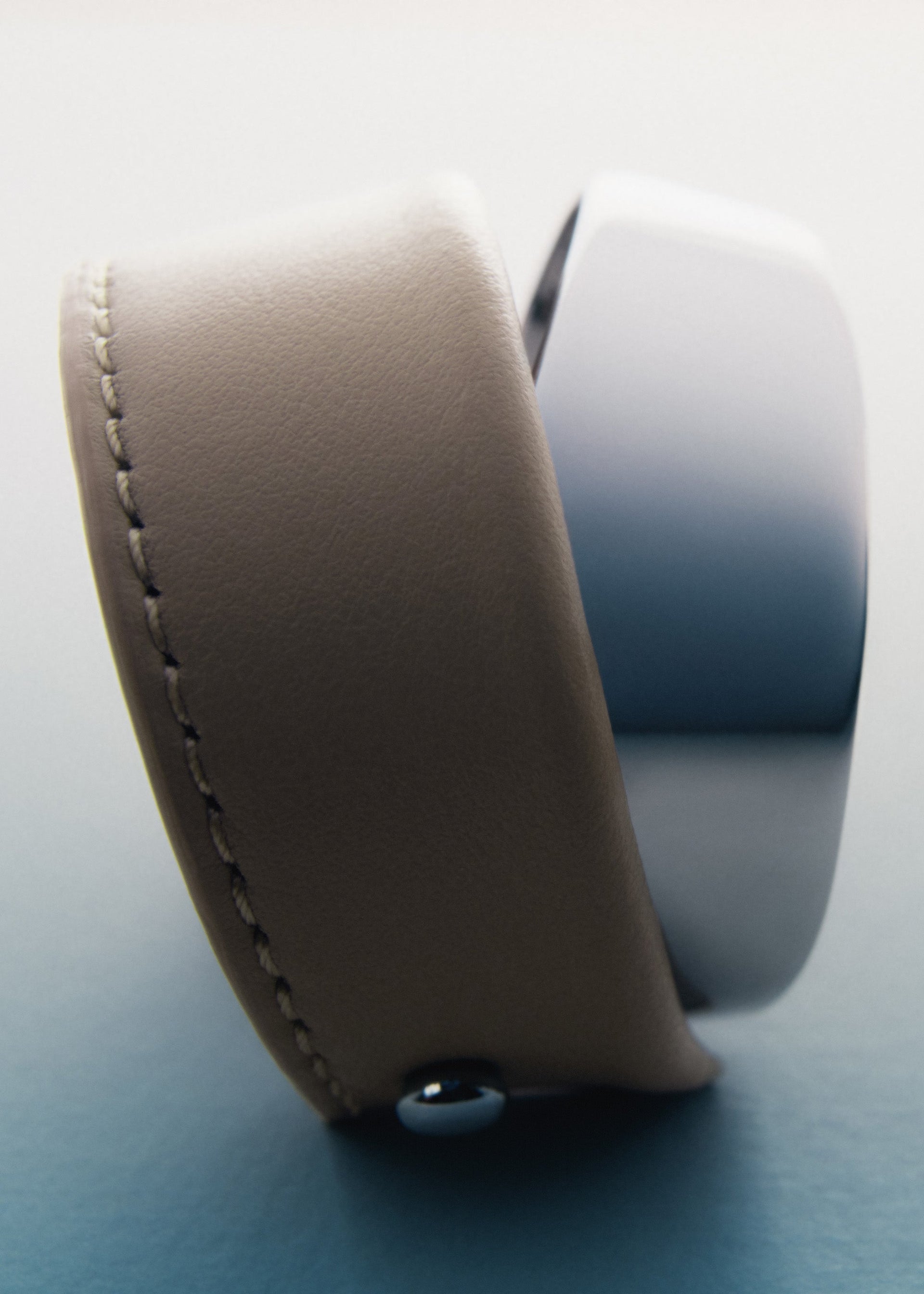 Brazalete ancho Ormé - Plateada con Cuero Taupe