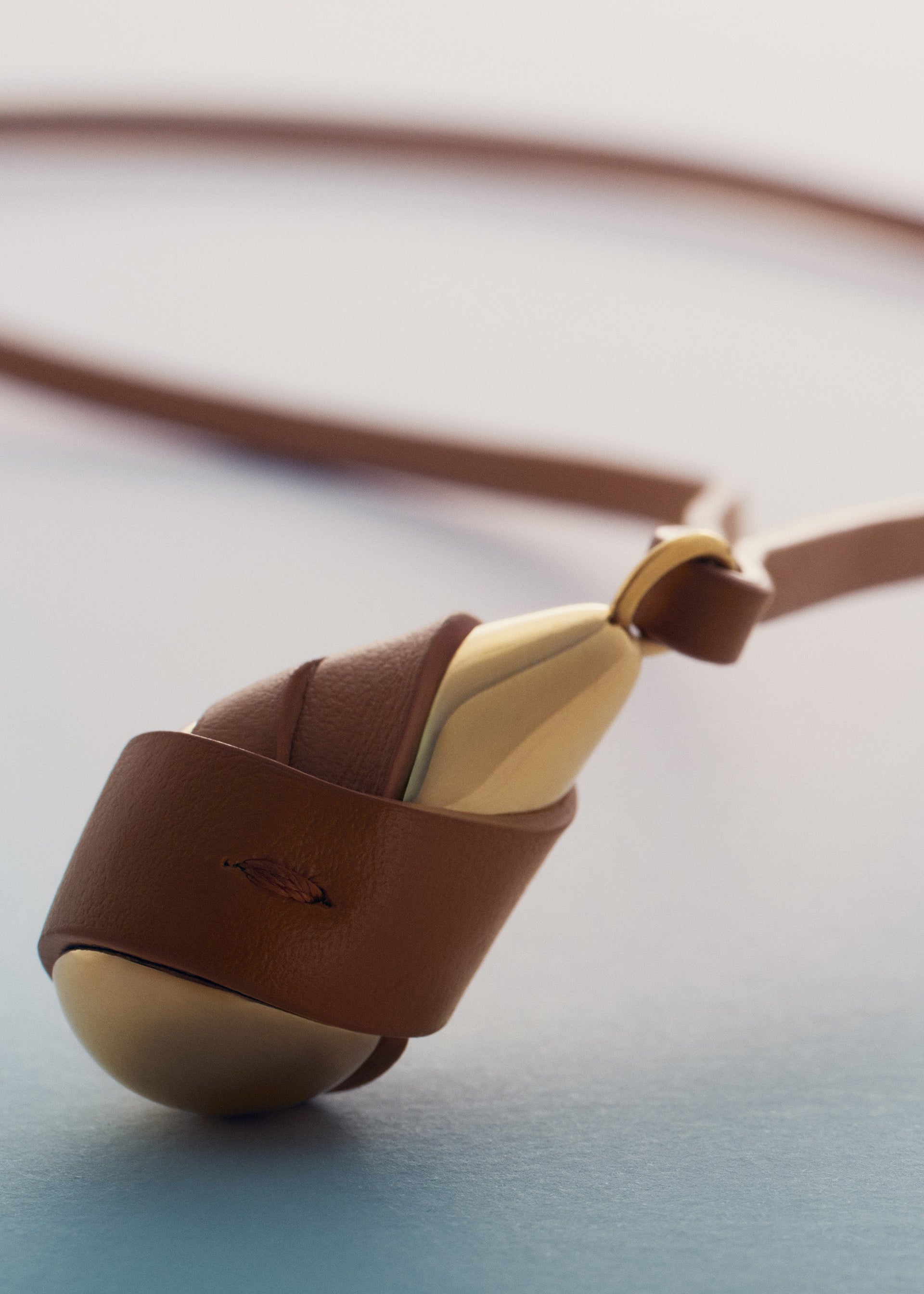 Colgante Ormé - Dorada con Piel Camel