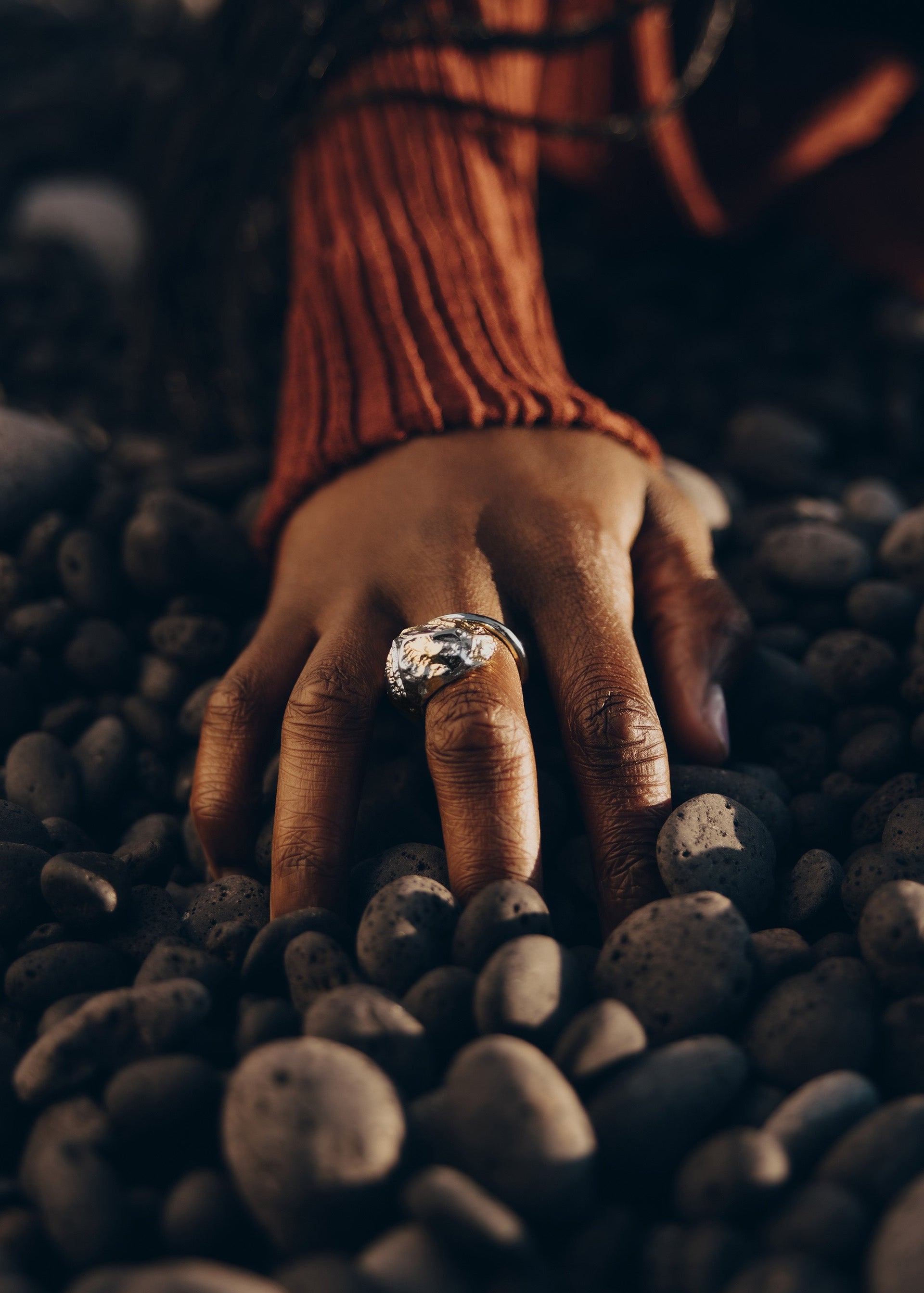 Anillo Eroz - Dúo en paladio y oro de 24 quilates​