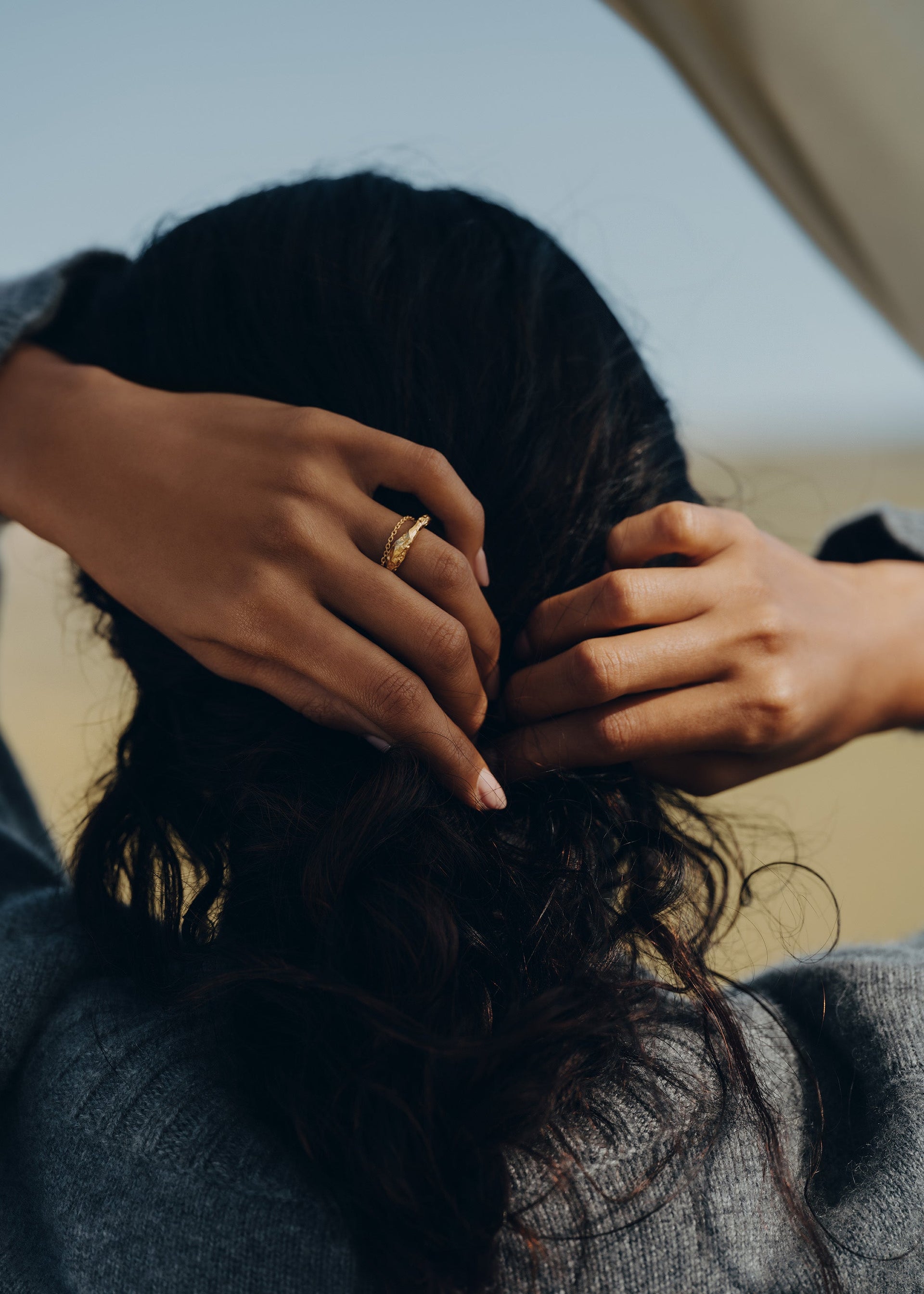 Anillo con cadena Eroz - chapada en oro de 24 quilates​