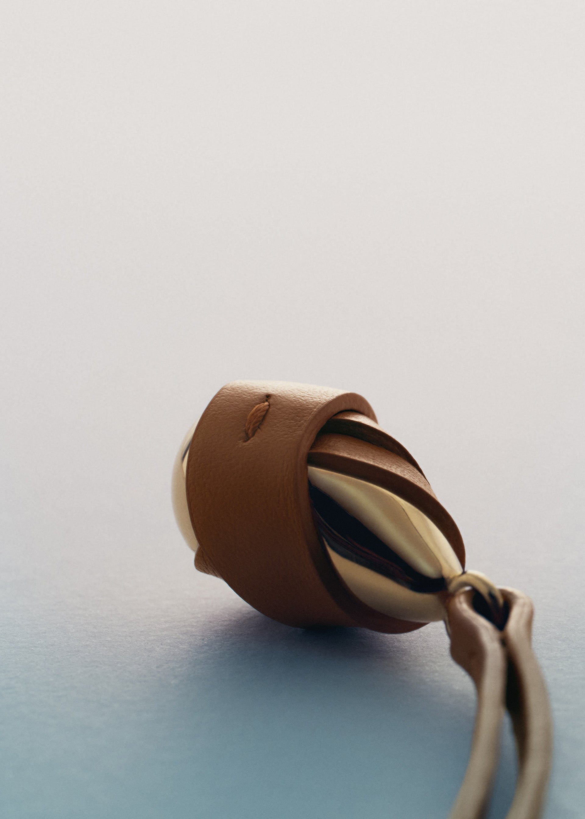 Colgante Ormé - Dorada con Piel Camel