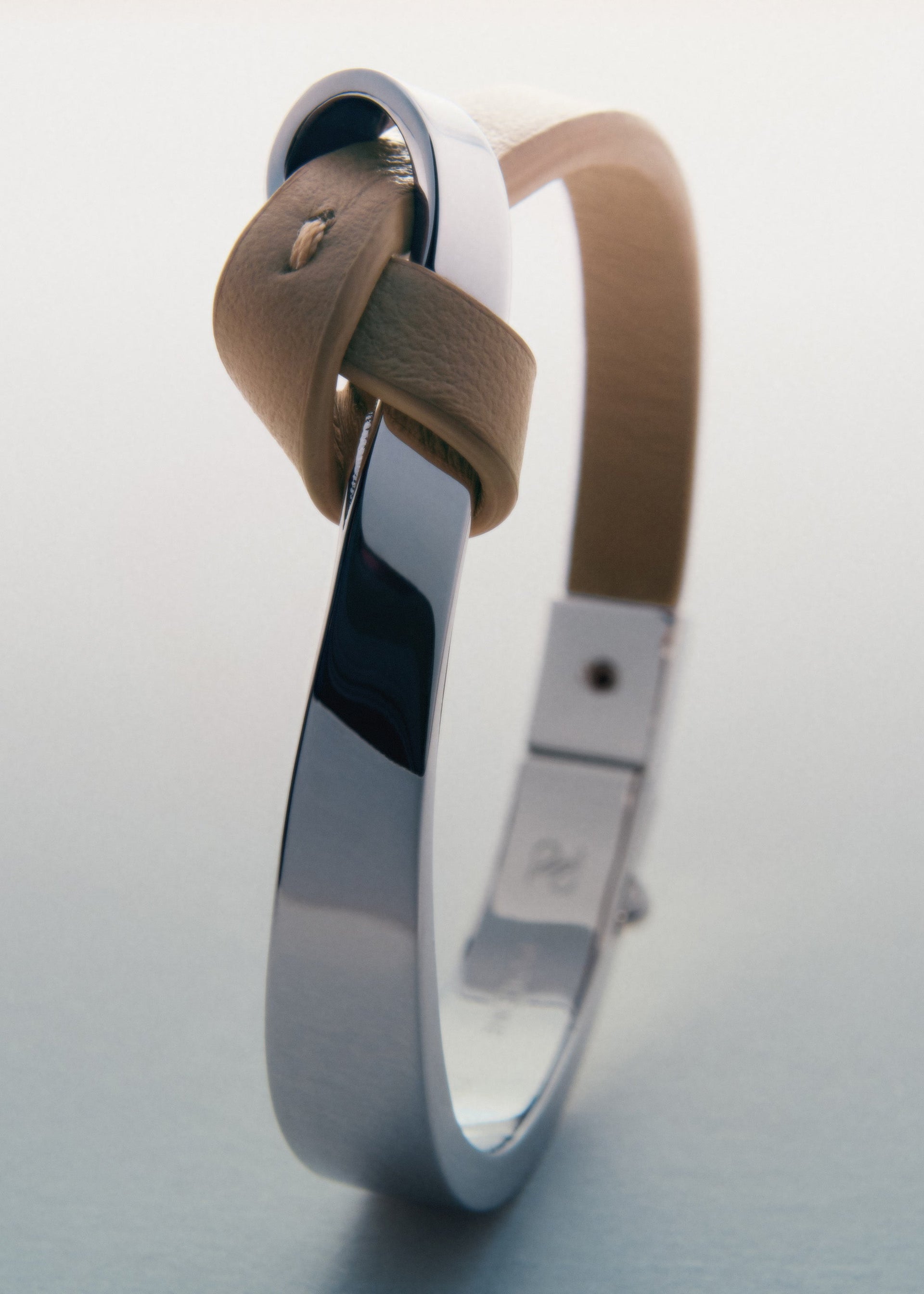 Brazalete rígido Ormé - Plateada con Cuero Taupe