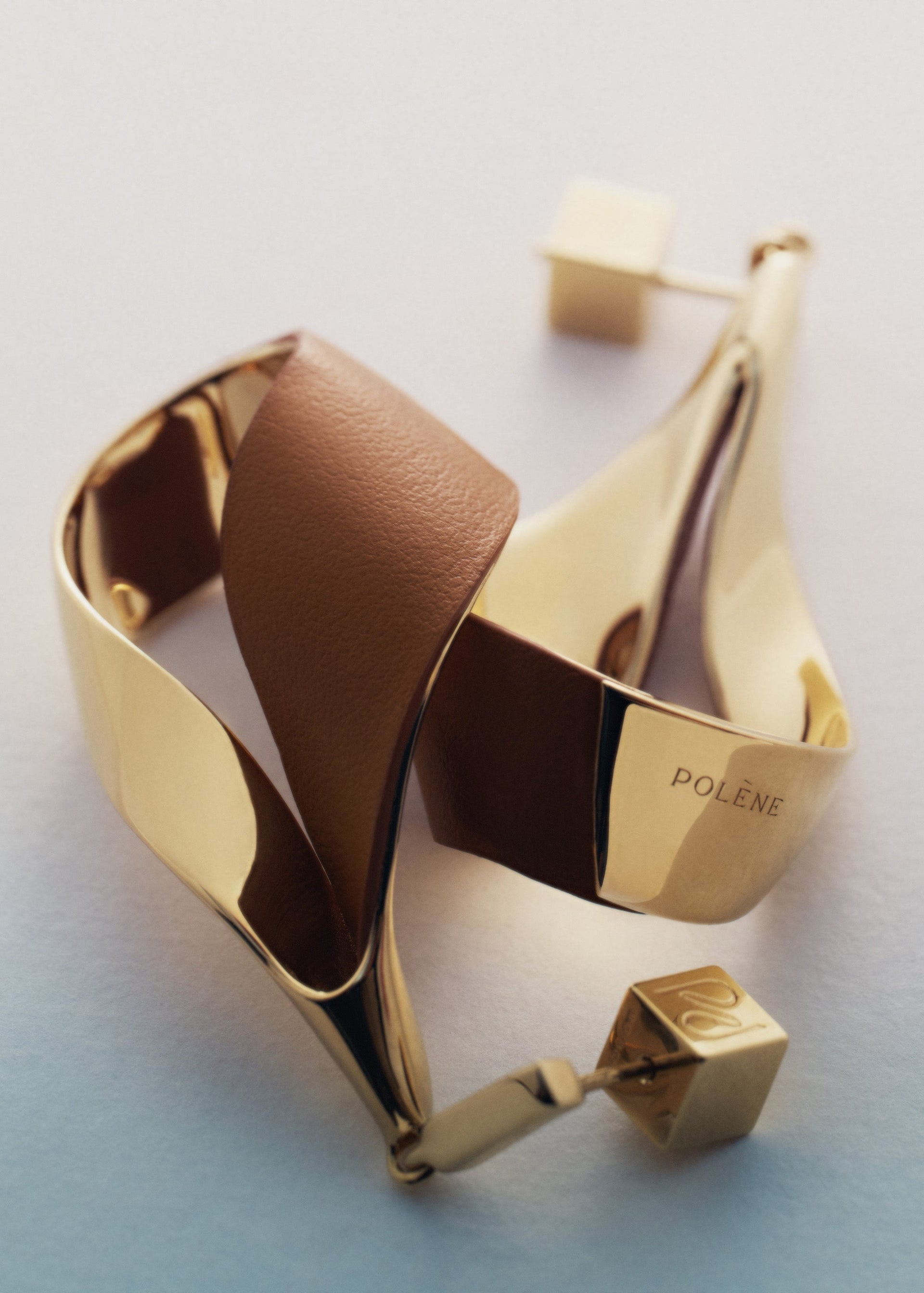 Pendientes largos Ormé - Dorada con Cuero Camel