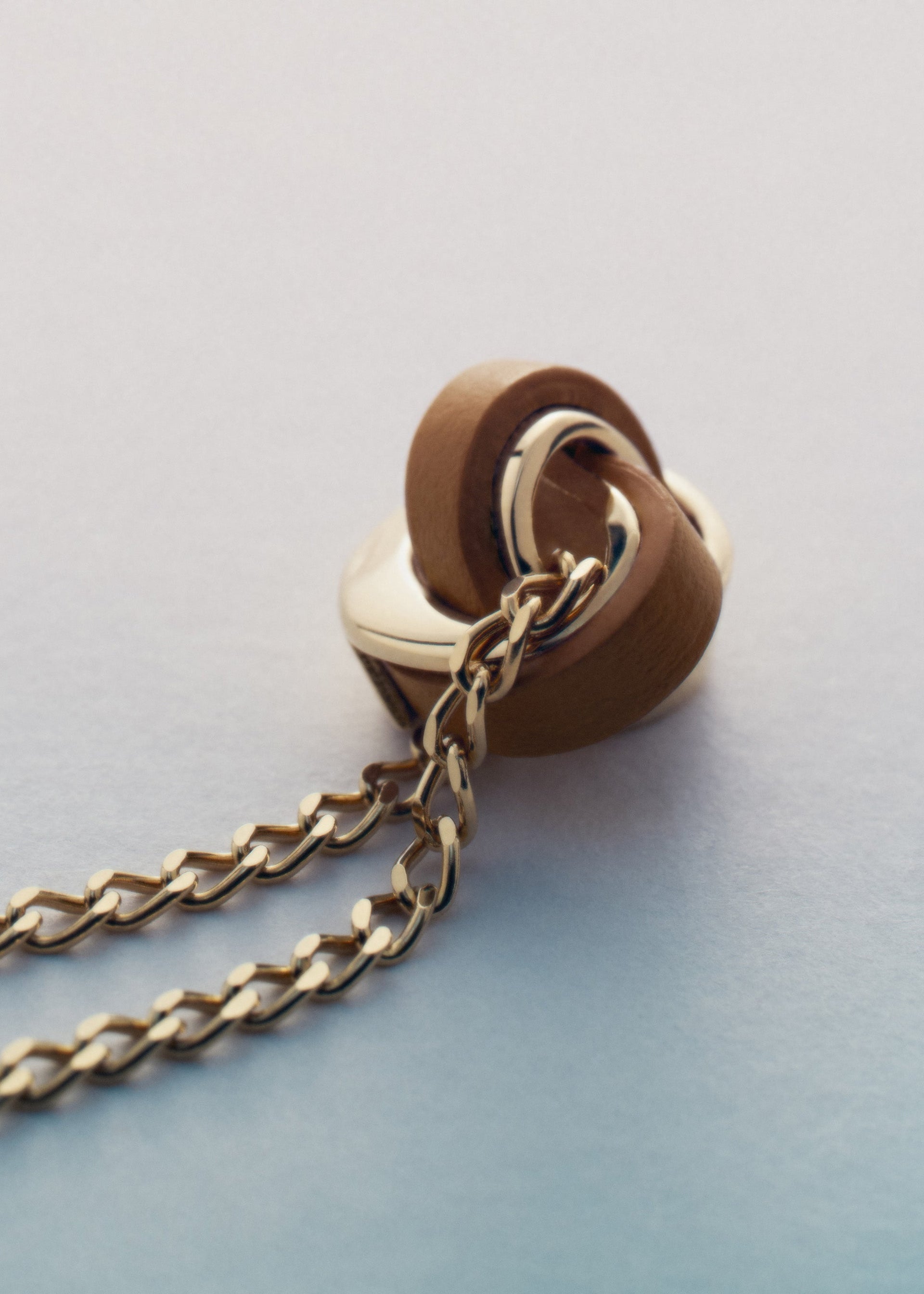 Collar Ormé - Dorada con Cuero Camel