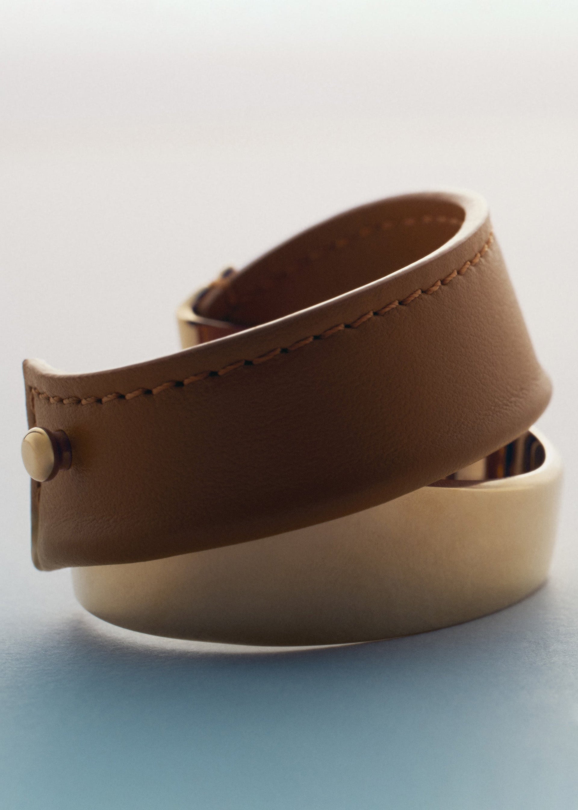 Brazalete rígido Ormé - Dorada con Piel Camel