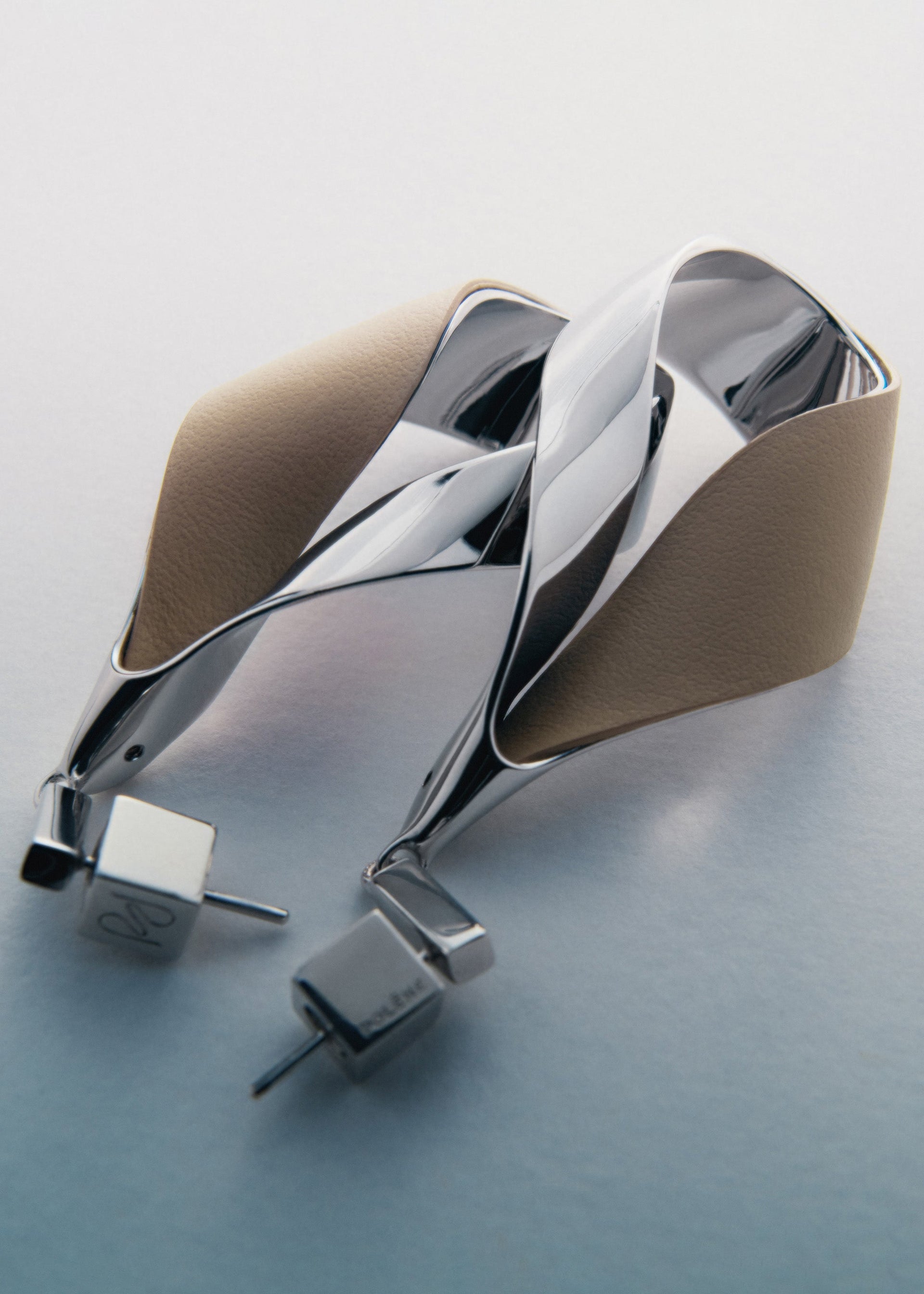 Pendientes largos Ormé - Plateada con Cuero Taupe