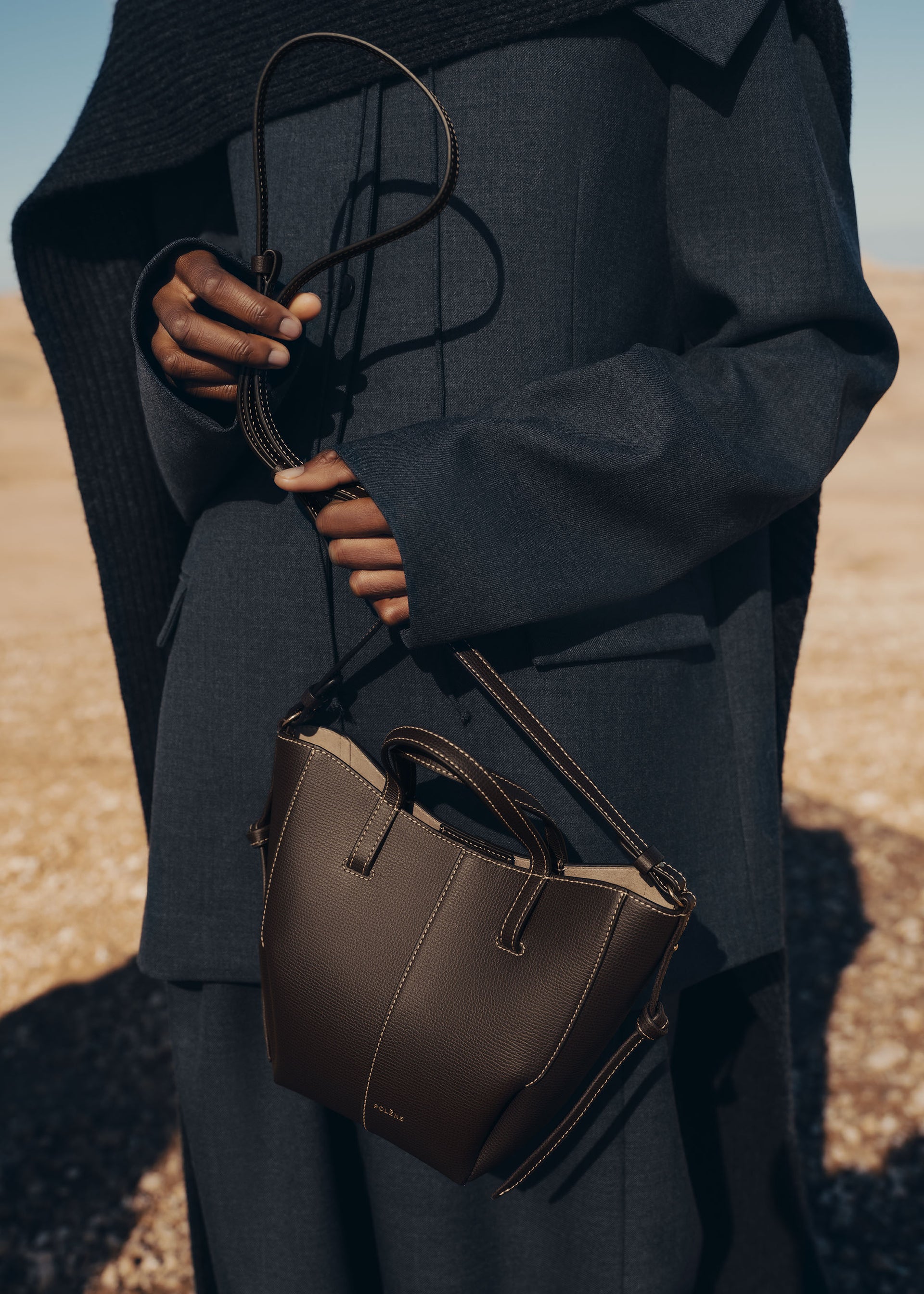 Cyme Tote Nano - Ébano Piel Granulada