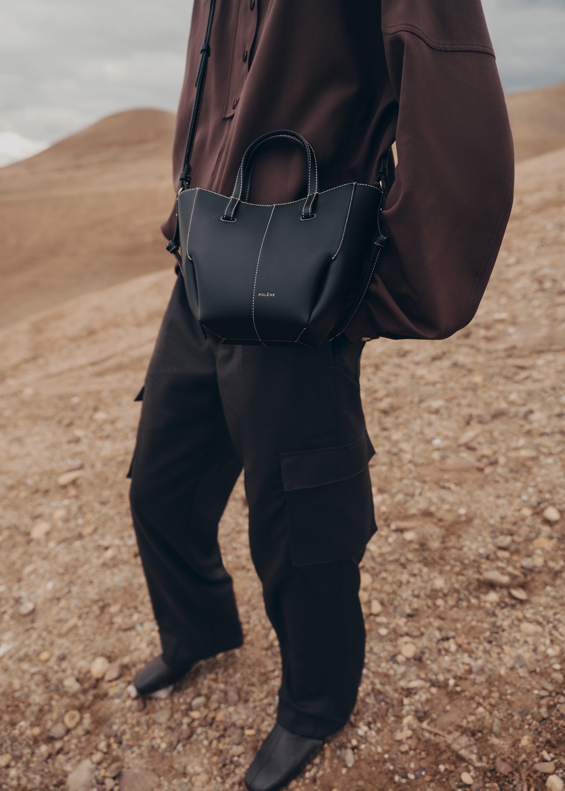 Cyme Tote Nano - Negro Piel Granulada con Costuras Contrastadas