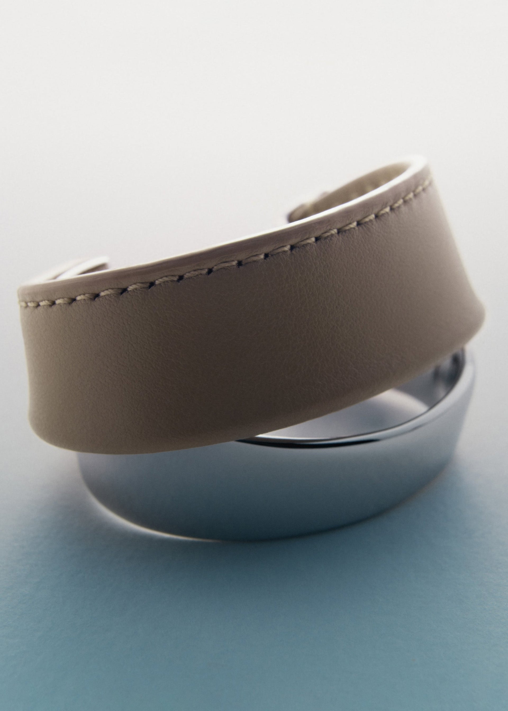 Brazalete ancho Ormé - Plateada con Cuero Taupe