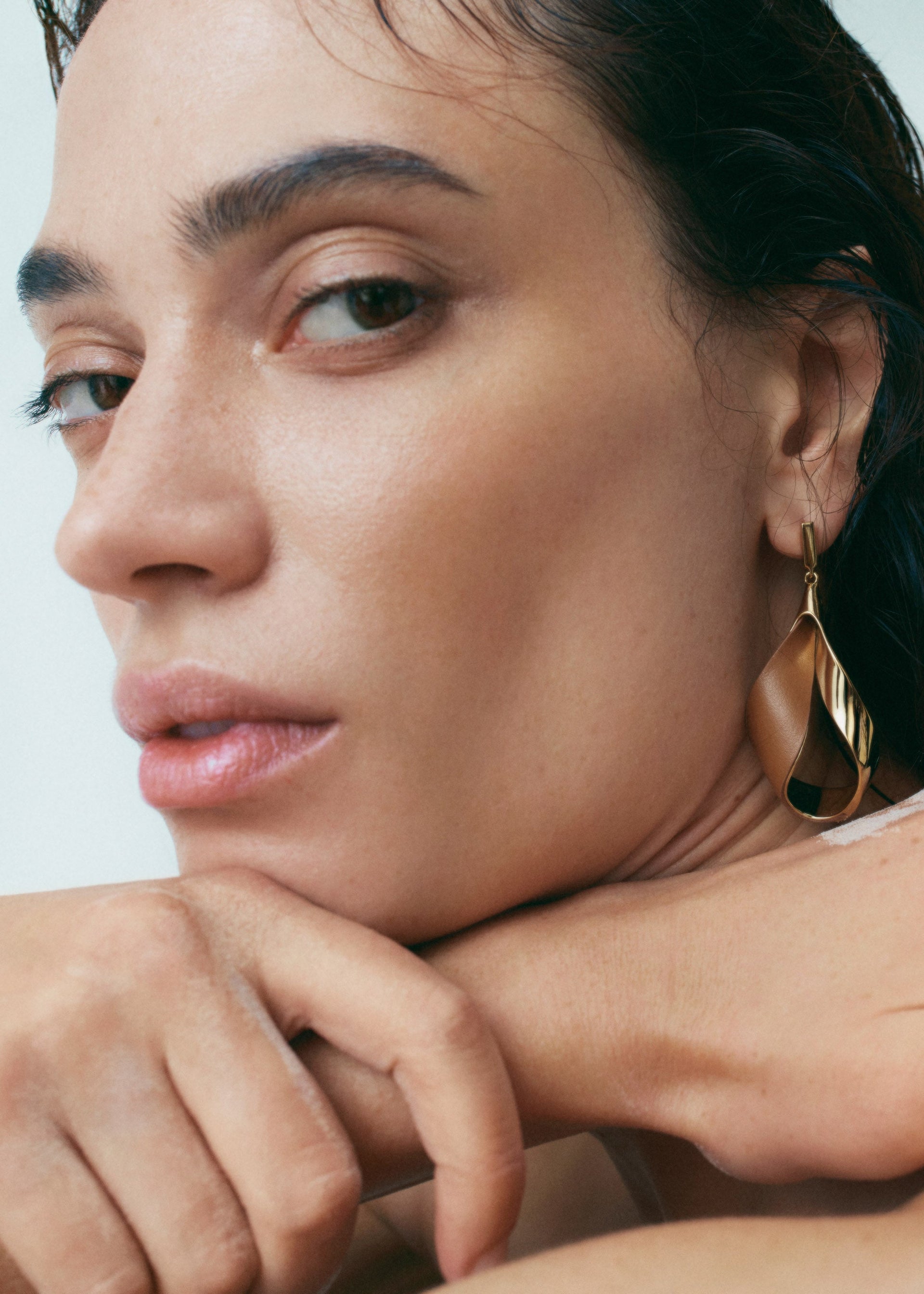 Pendientes largos Ormé - Dorada con Cuero Camel