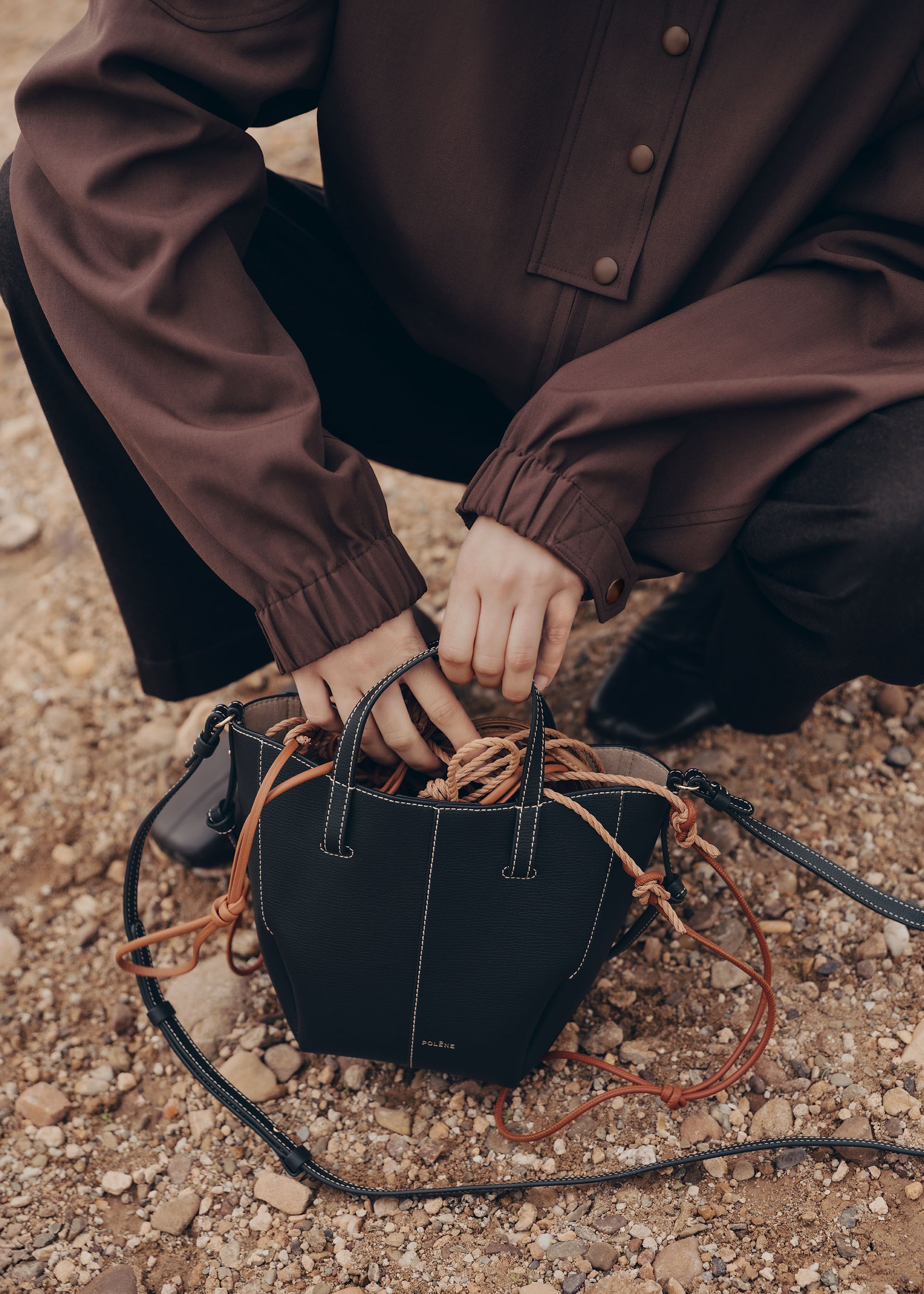 Cyme Tote Nano - Negro Piel Granulada con Costuras Contrastadas