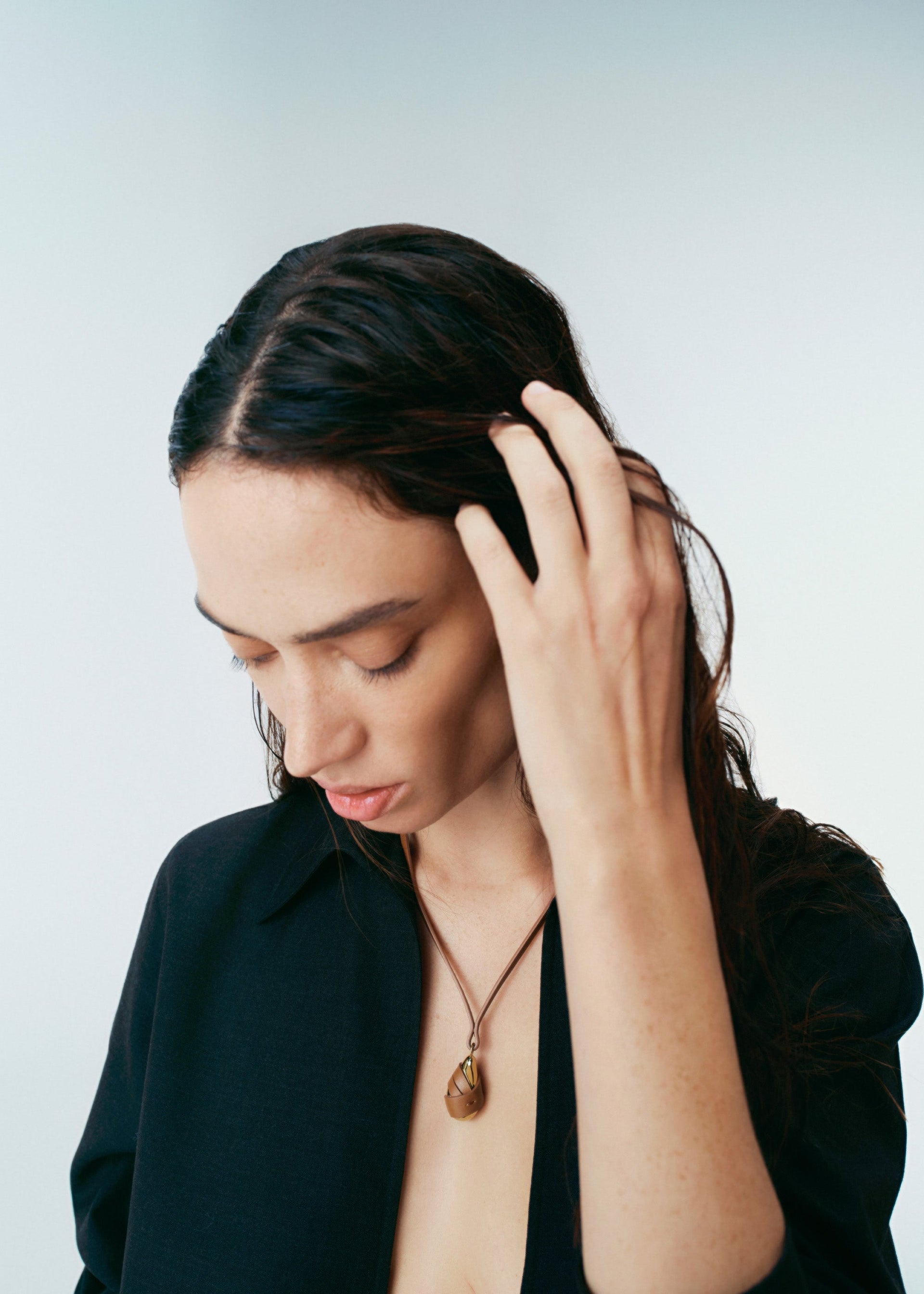 Colgante Ormé - Dorada con Piel Camel