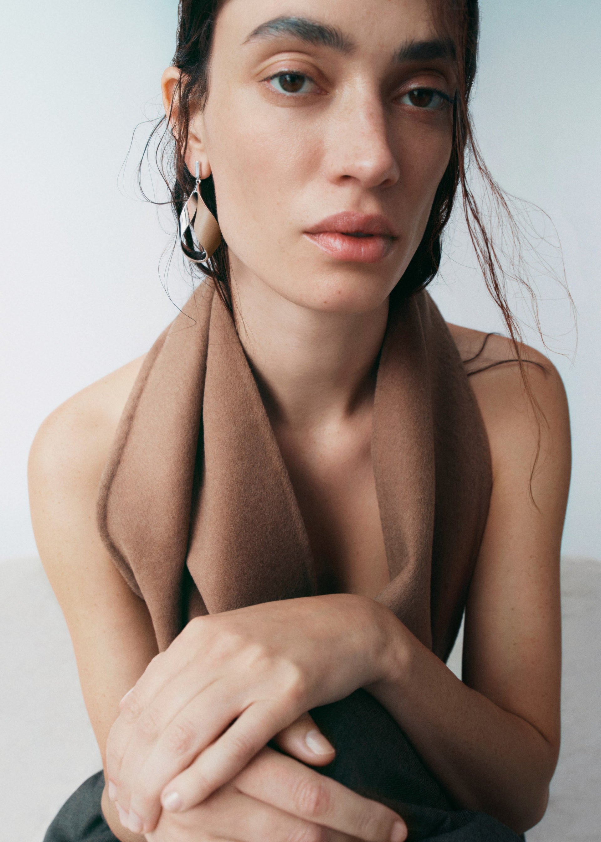 Pendientes largos Ormé - Plateada con Cuero Taupe