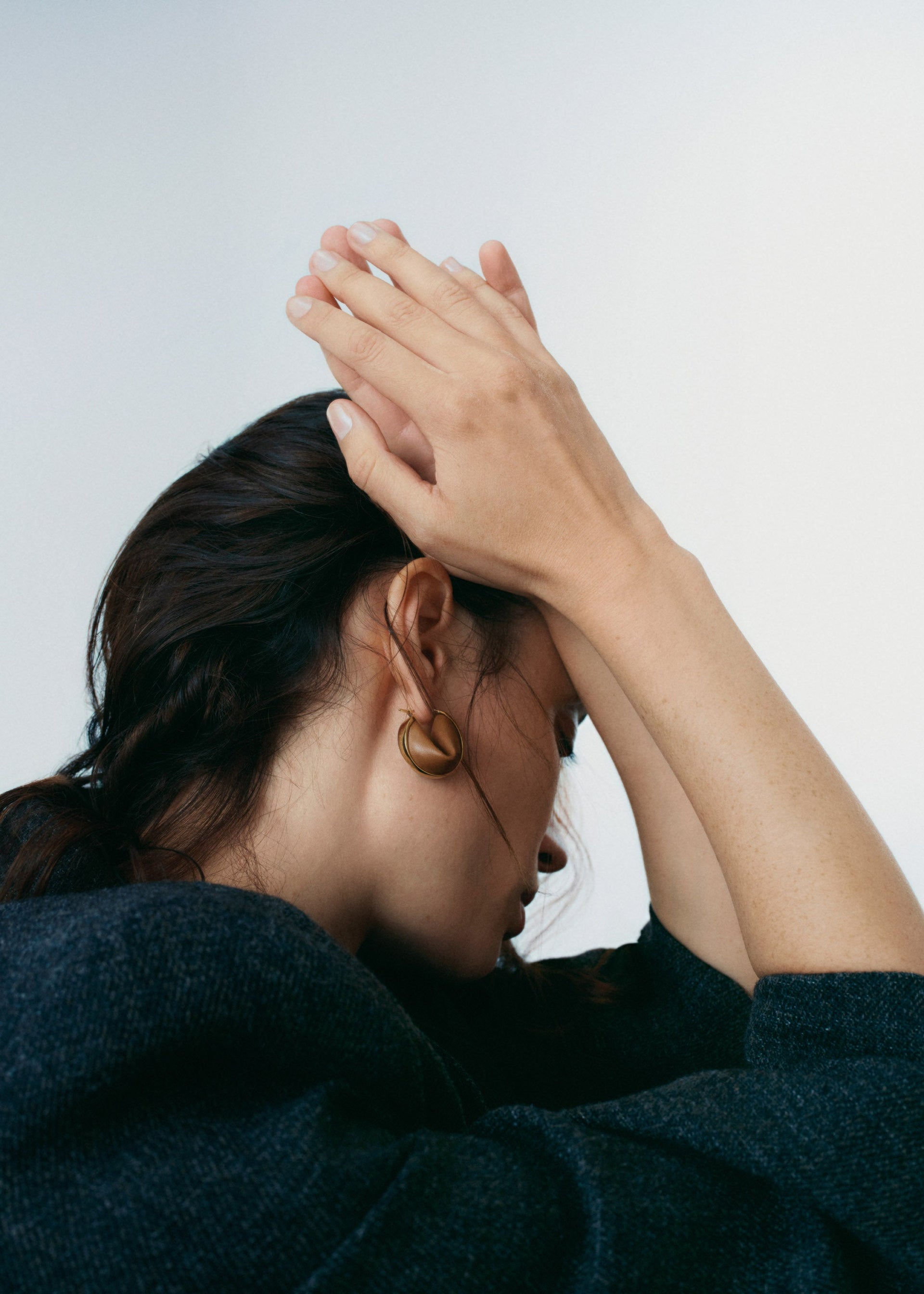 Pendientes de aro Ormé - Dorada con Cuero Camel