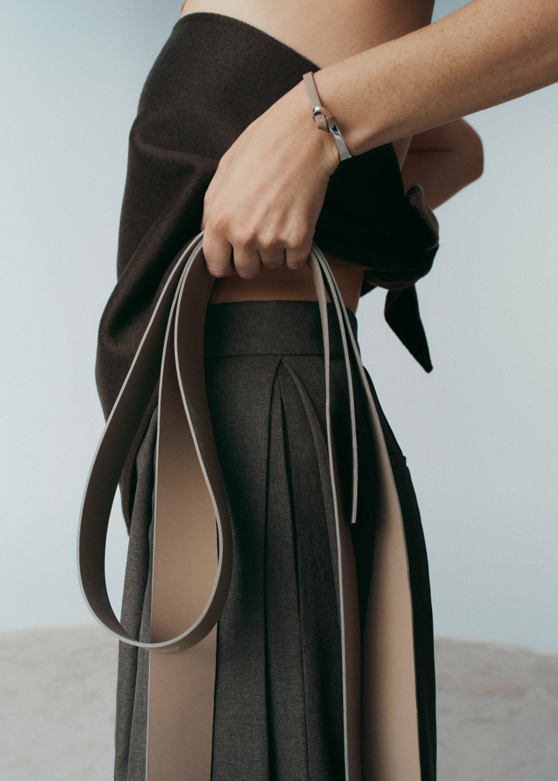 Brazalete rígido Ormé - Plateada con Cuero Taupe