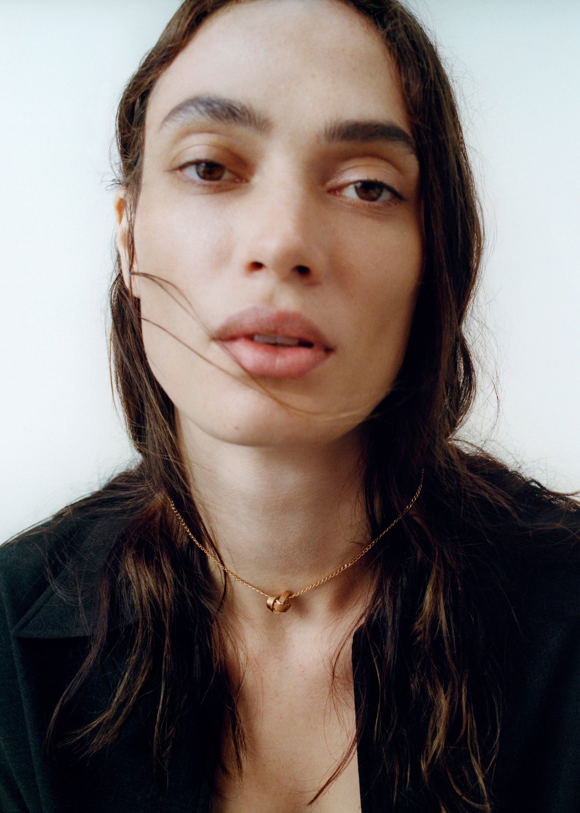 Collar Ormé - Dorada con Cuero Camel