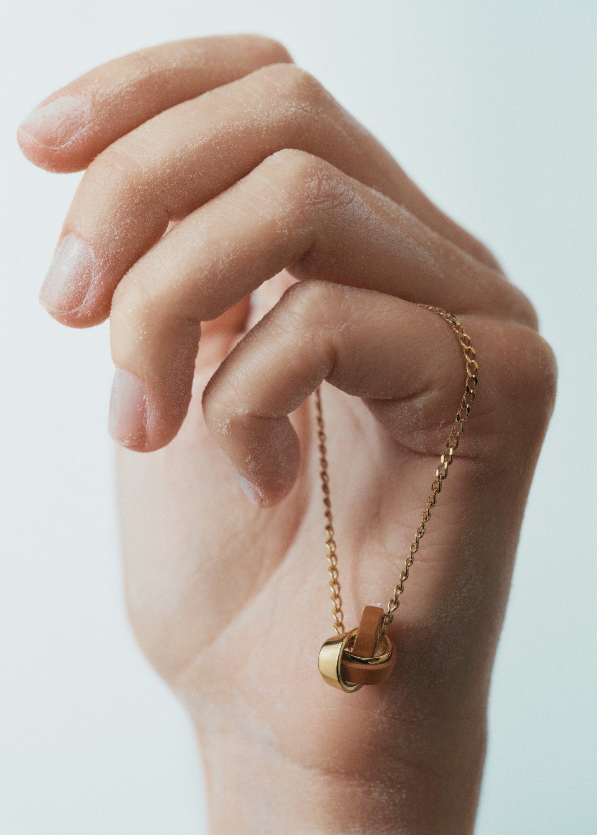 Collar Ormé - Dorada con Cuero Camel