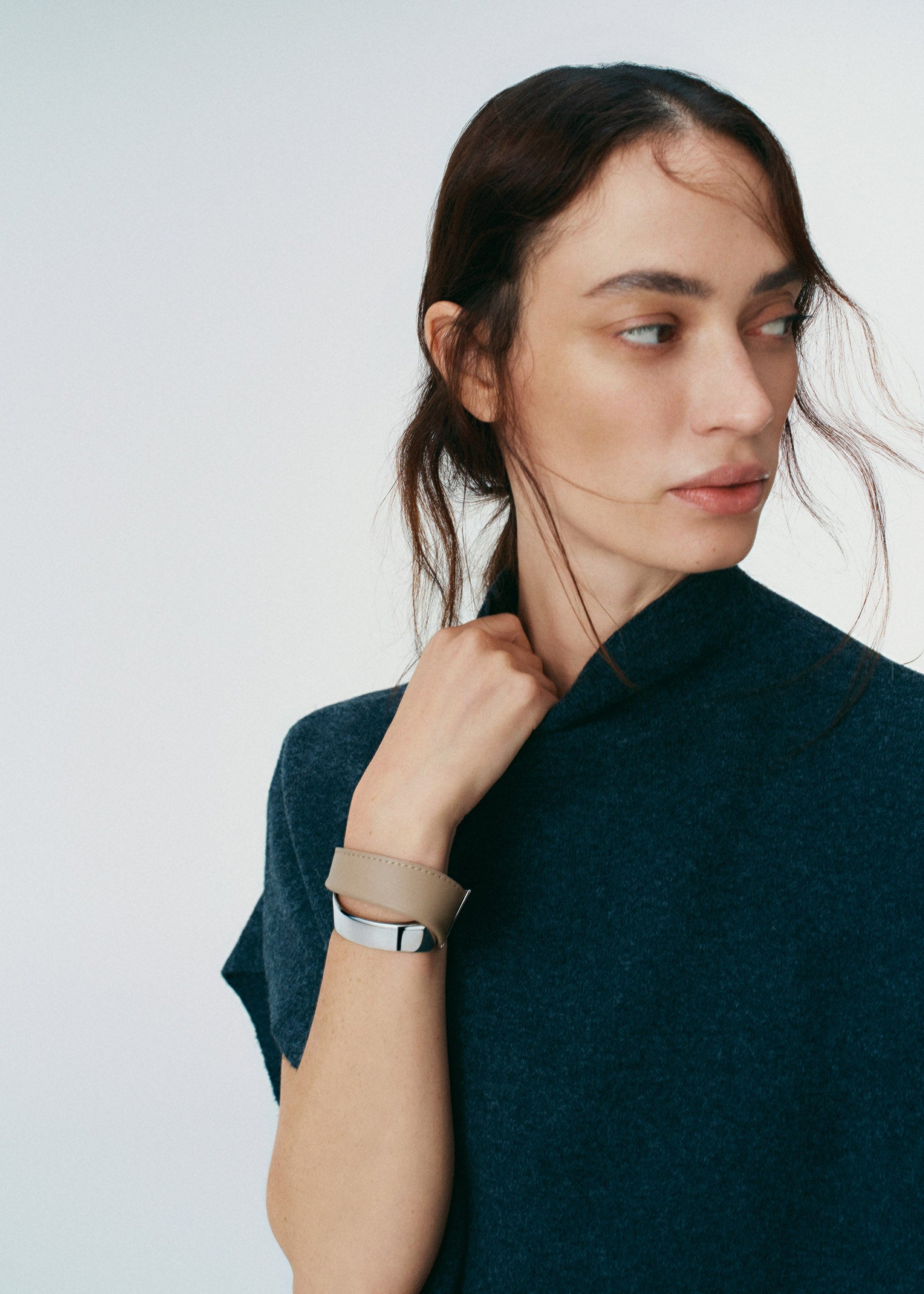 Brazalete ancho Ormé - Plateada con Cuero Taupe