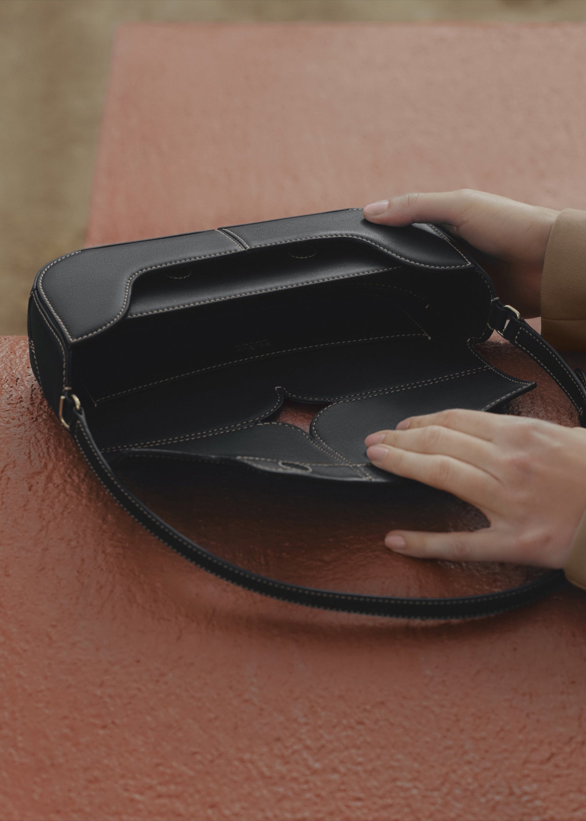 Osmo - Negro Liso con Costuras Crudo