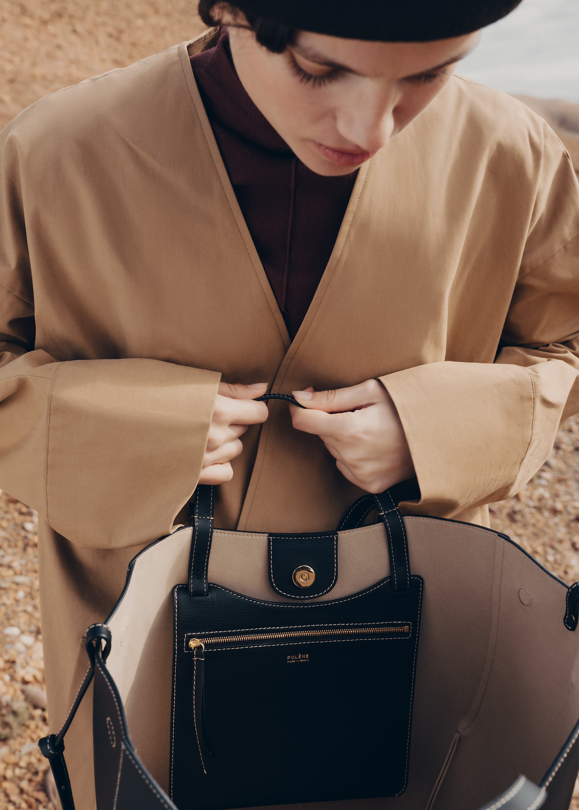 Cyme Tote - Negro Piel Granulada con Costuras Contrastadas