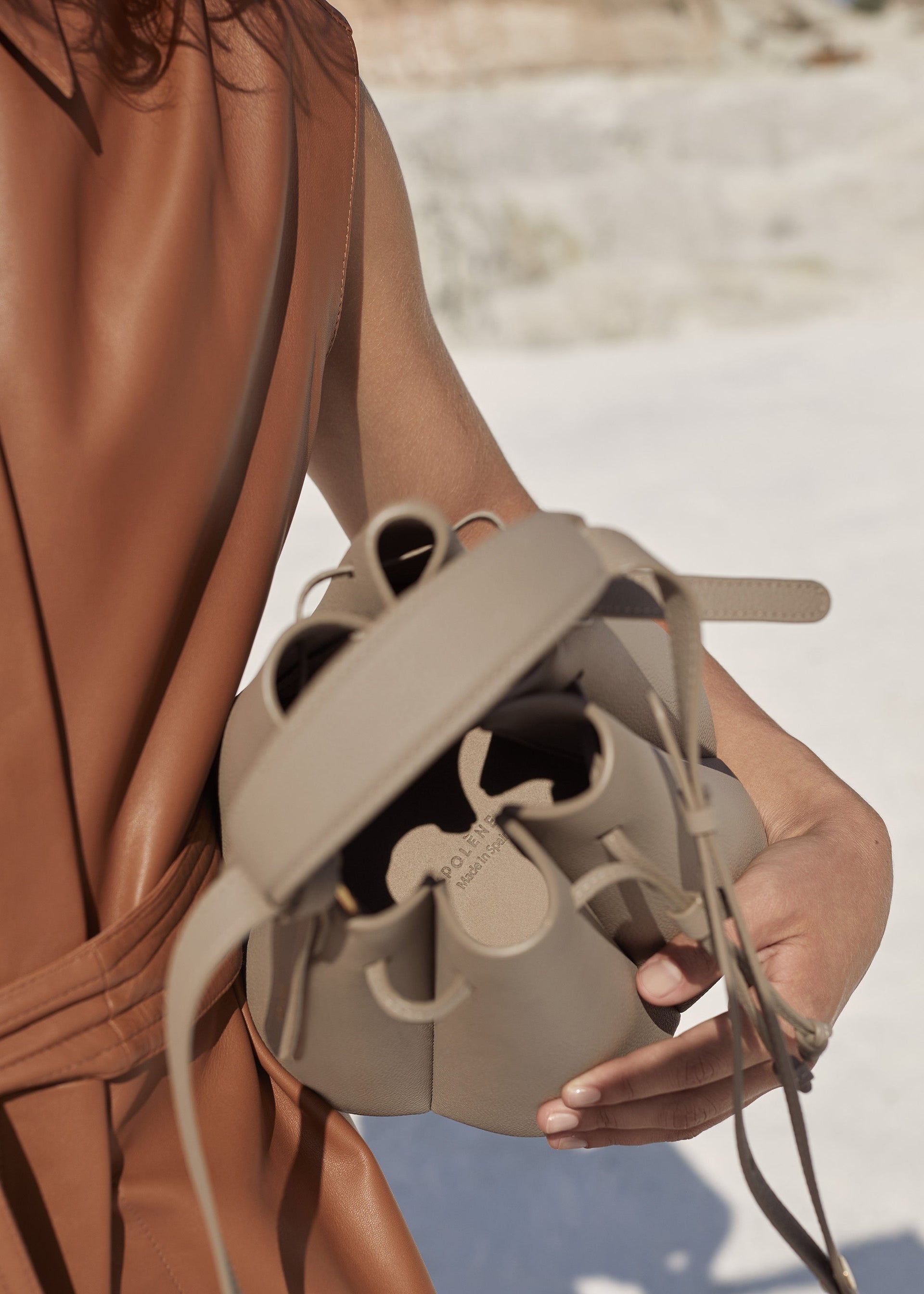 Numéro Huit - Gris Topo Piel Granulada