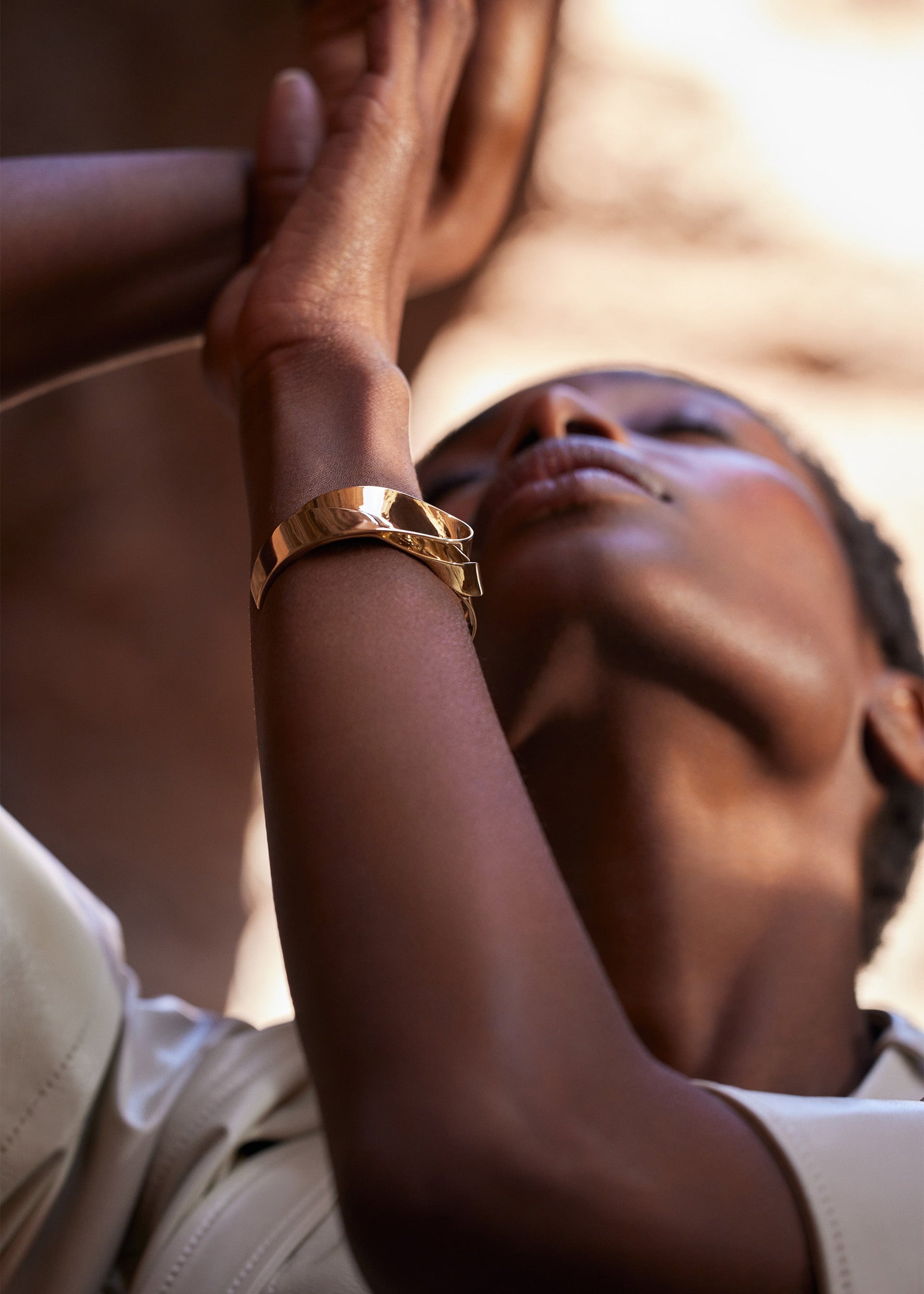 Brazalete Éole - chapada en oro de 24 quilates​