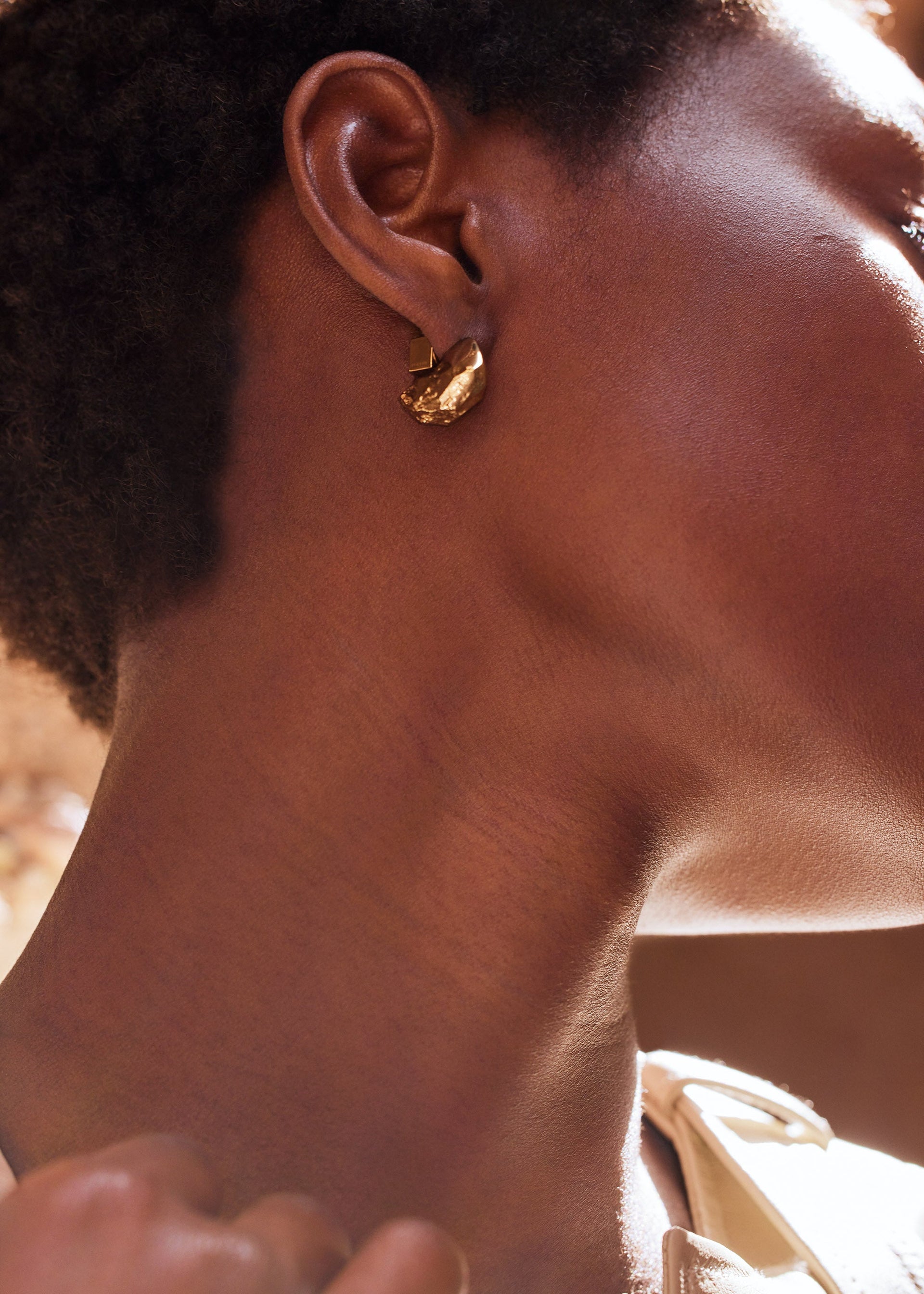 Pendientes de botón Eroz​ - chapada en oro de 24 quilates​