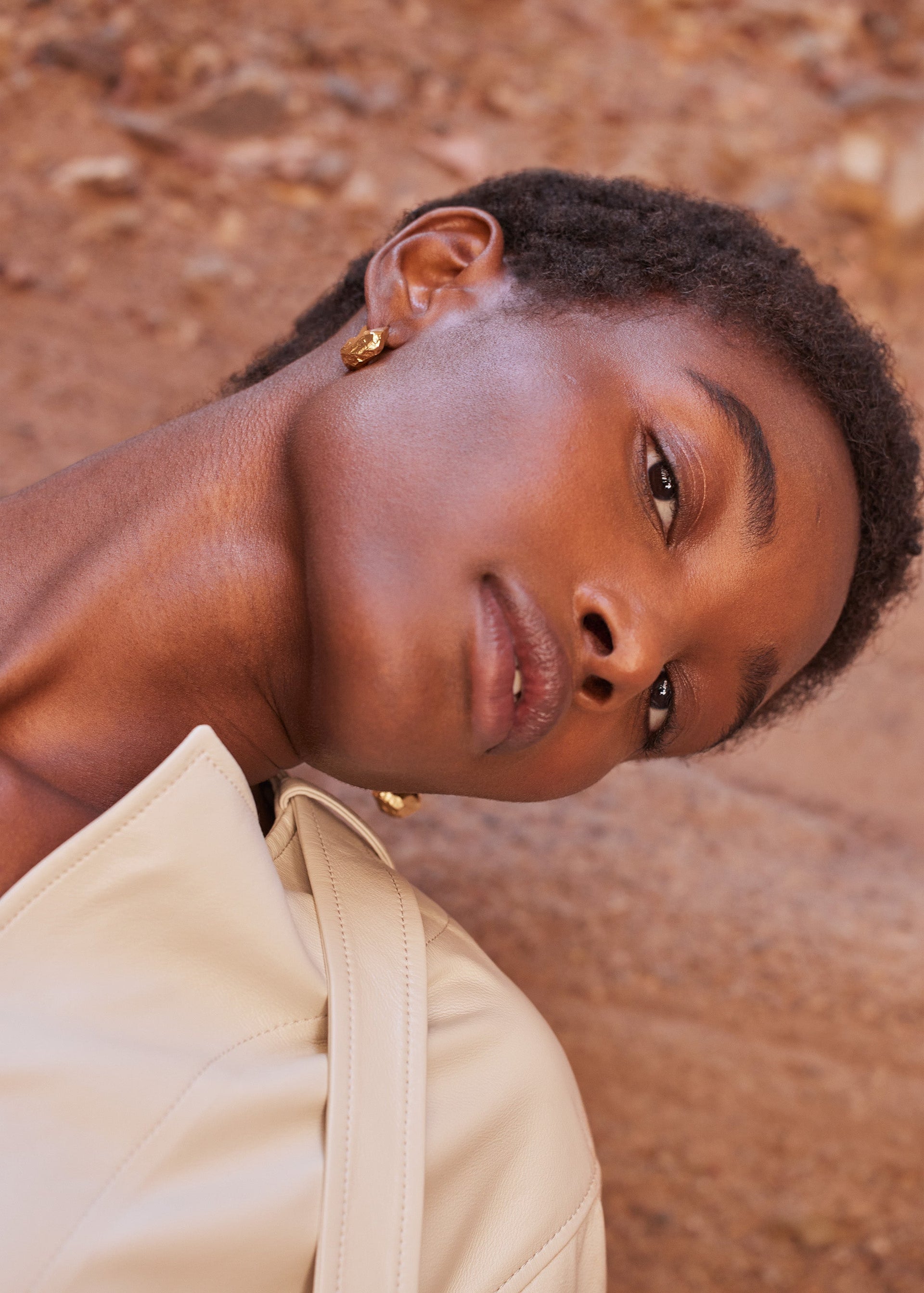 Pendientes de botón Eroz​ - chapada en oro de 24 quilates​