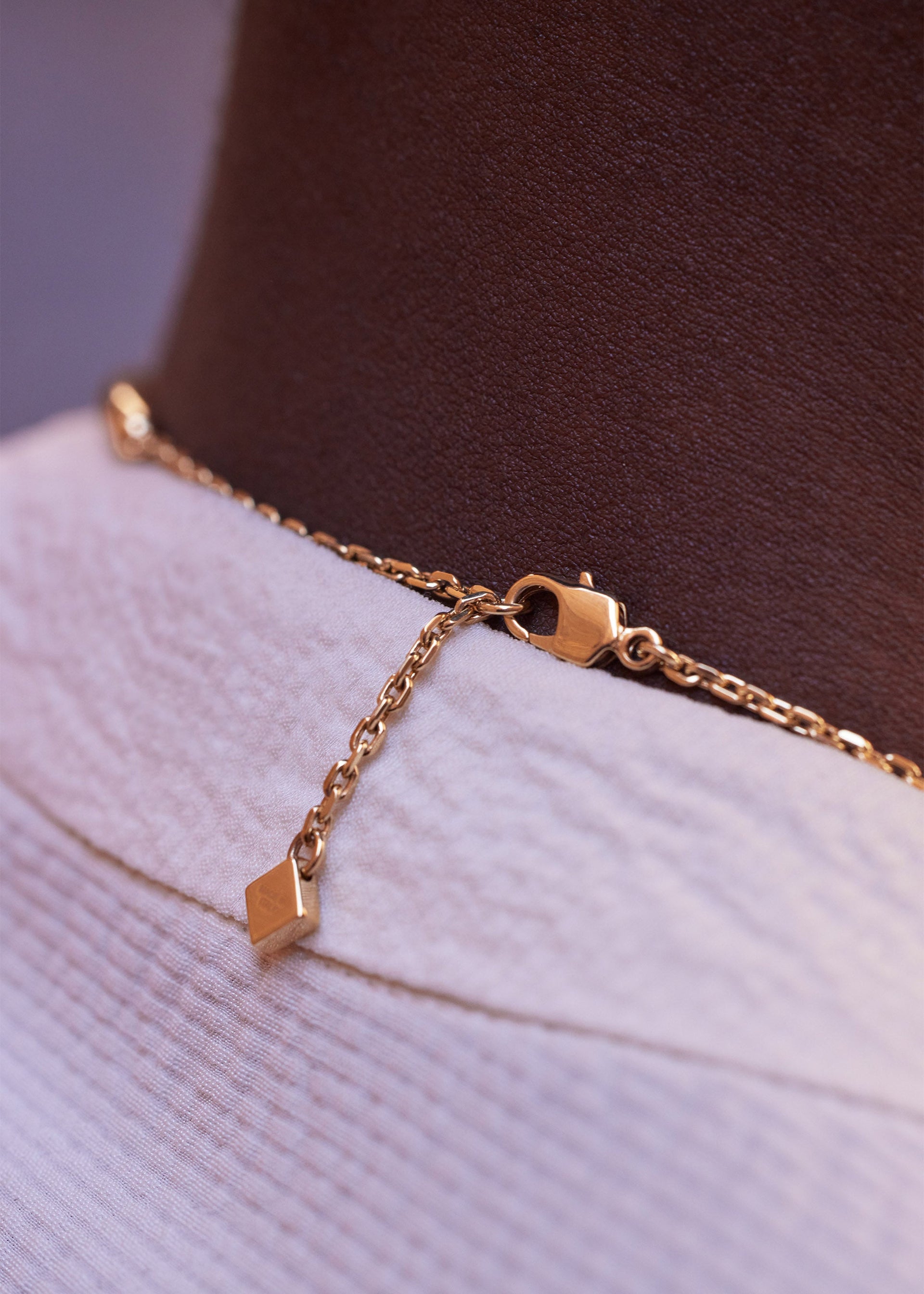 Collar Eroz - chapada en oro de 24 quilates​